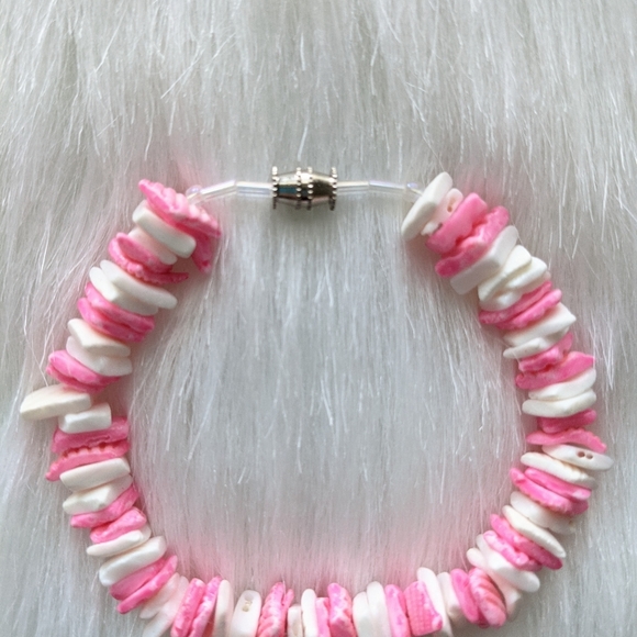 Pink and white handmade seashell bracelet - Picture 3 of 3